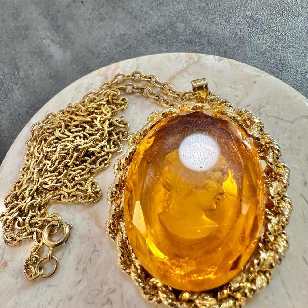 Vintage Amber Colored Glass Reverse Intaglio Cameo Pendant Gold Tone Necklace - Picture 3 of 6